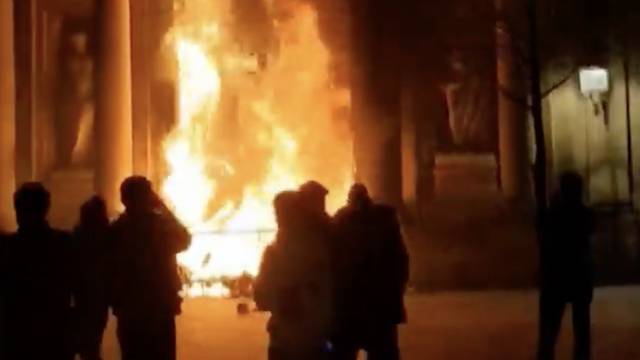 Prosvjednici u Francuskoj zapalili gradsku vijećnicu