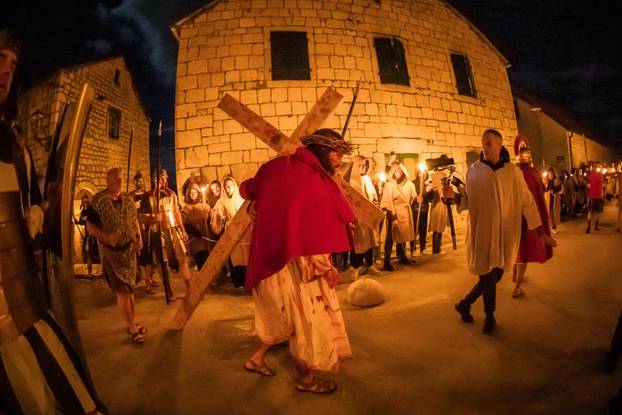 U Imotskom na Cvjetnicu uprizorena „Imotska Muka“, scenski prikaz Muke Gospodina našega Isusa Krista 