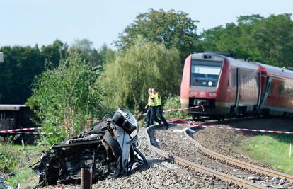 Vlak iskočio iz tračnica nakon naleta na auto, 50 ozlijeđenih