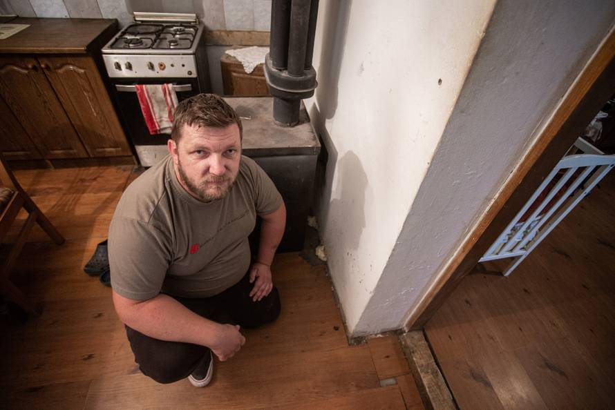 Andrej (3) živi u kući od blata punoj miševa: Teško govori i hoda, a mama ima epilepsiju