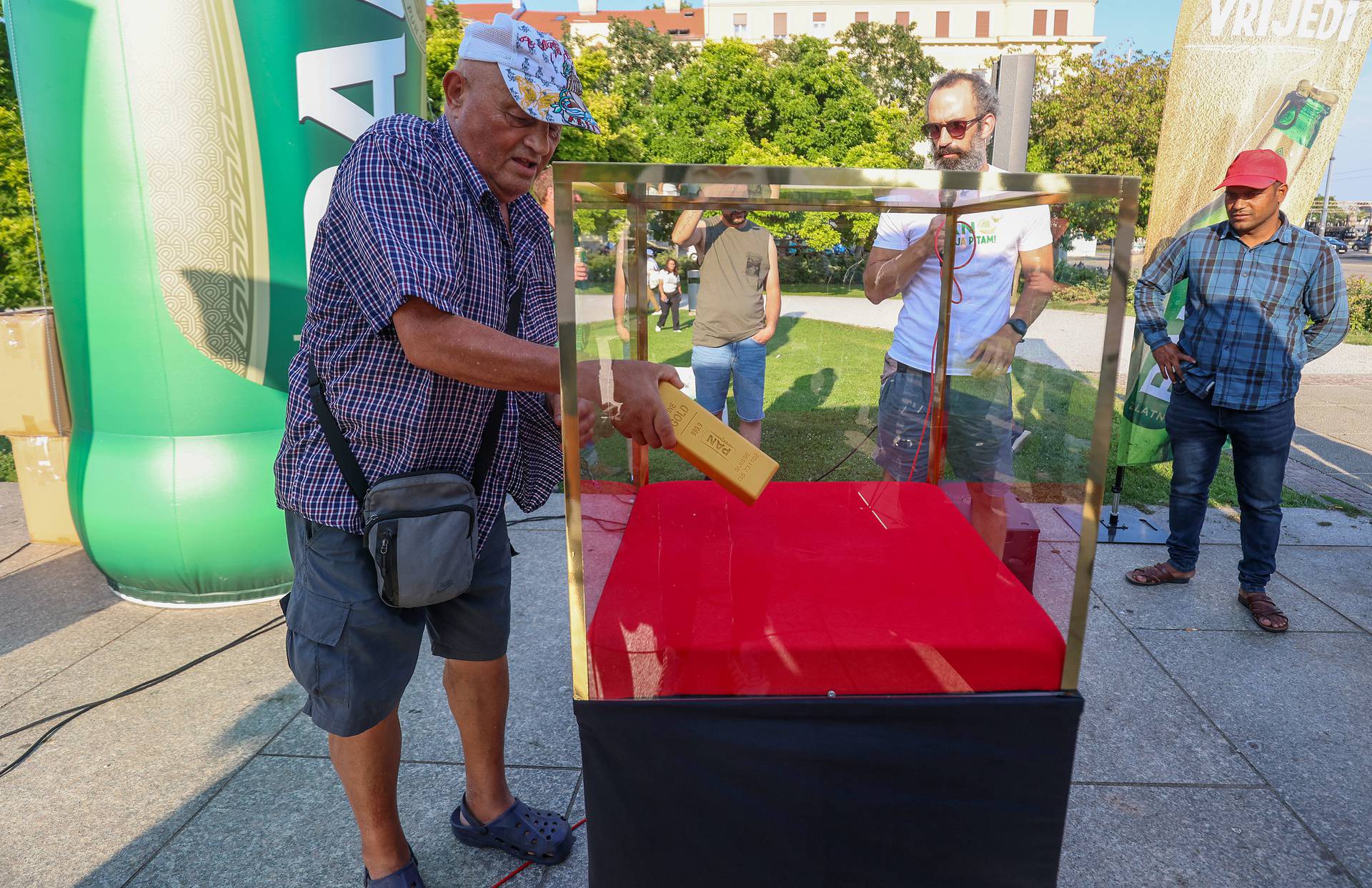 Velika gužva stvorila se u središtu Zagreba: Građani su u redu čekali na zlatne poluge?!