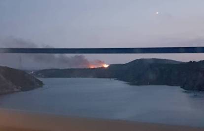 Još gori kod Vodica i Šibenika, vatra na 100 metara od kuća