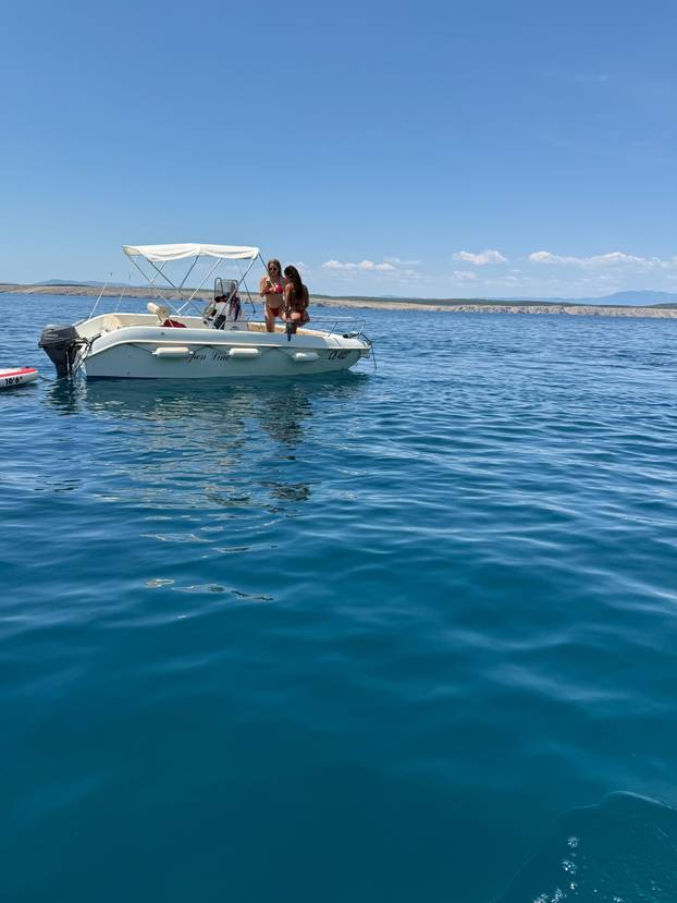 FOTO Nives i prijateljica sunčale se na SUP dasci u tangicama