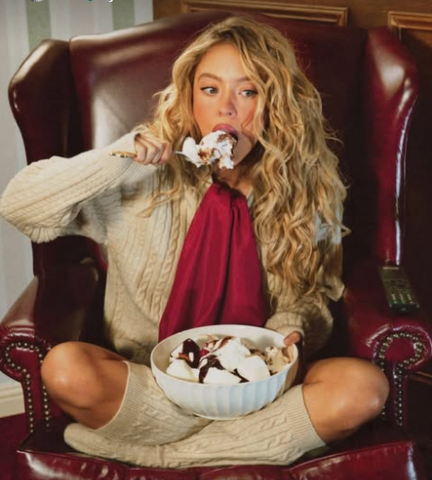 FOTO Kraljica kostima: Sydney Sweeney se maskirala u seksi zmajicu i 'zajahala' Shreka