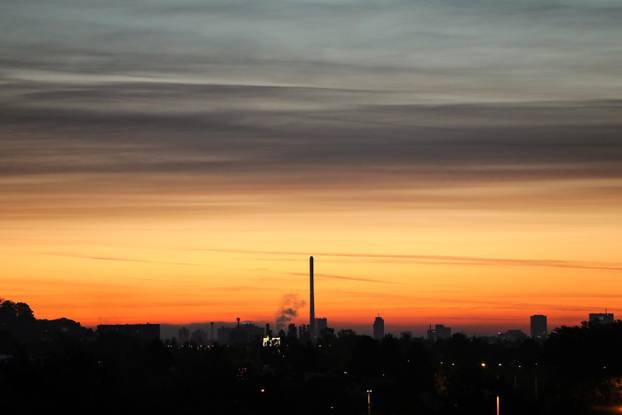 Zagreb: Sunce pri izlasku obojilo nebo vedrim bojama