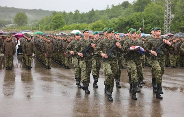 FOTO Suze i zagrljaji u Požegi: 900 novih ročnika položilo prisegu, među njima i 53 žene
