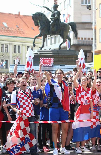 Sve je u kockicama: Pogledajte navijanje u Zagrebu i Splitu