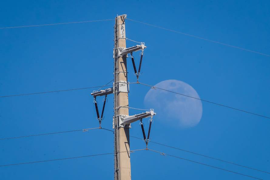 Zagvozd: Pogled na Mjesec iznad dalekovoda