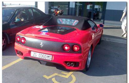 Skupi Ferrari parkirao na mjesto za vozače invalide