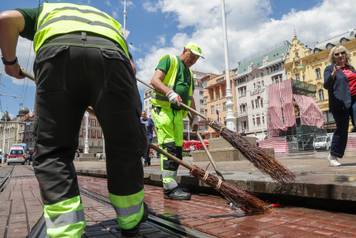 Zagreb: Radnici &Ccaron;isto&cacute;e &ccaron;iste trg nakon slavlja maturanata