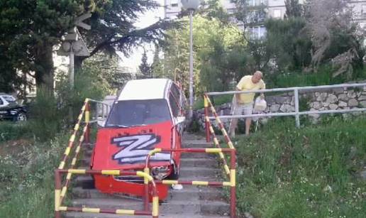 Automobil mu je krenuo prema pruzi, pa je stao na stubama