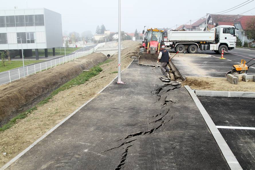 Popucalo parkiralište, klizište prijeti tek otvorenoj školi!