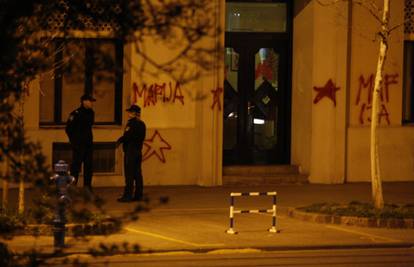 Na zgradi HDZ-a osvanule su crvene zvijezde i riječi 'Mafija'