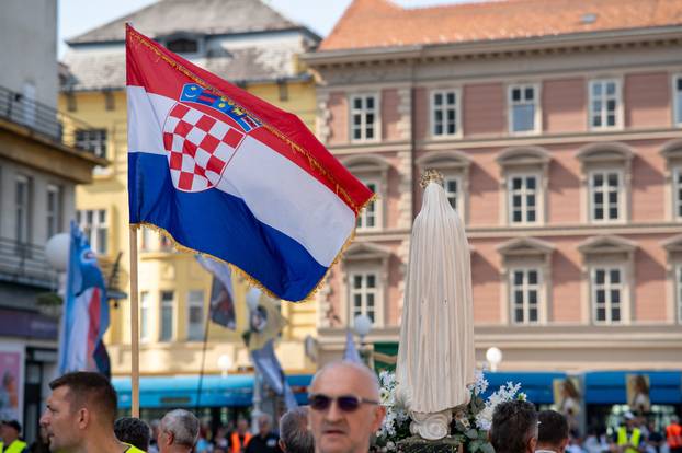 Zagreb: Javna okupljanja „Molitva krunice“ i „Ustani za slobodu“ istovremeno na Trgu