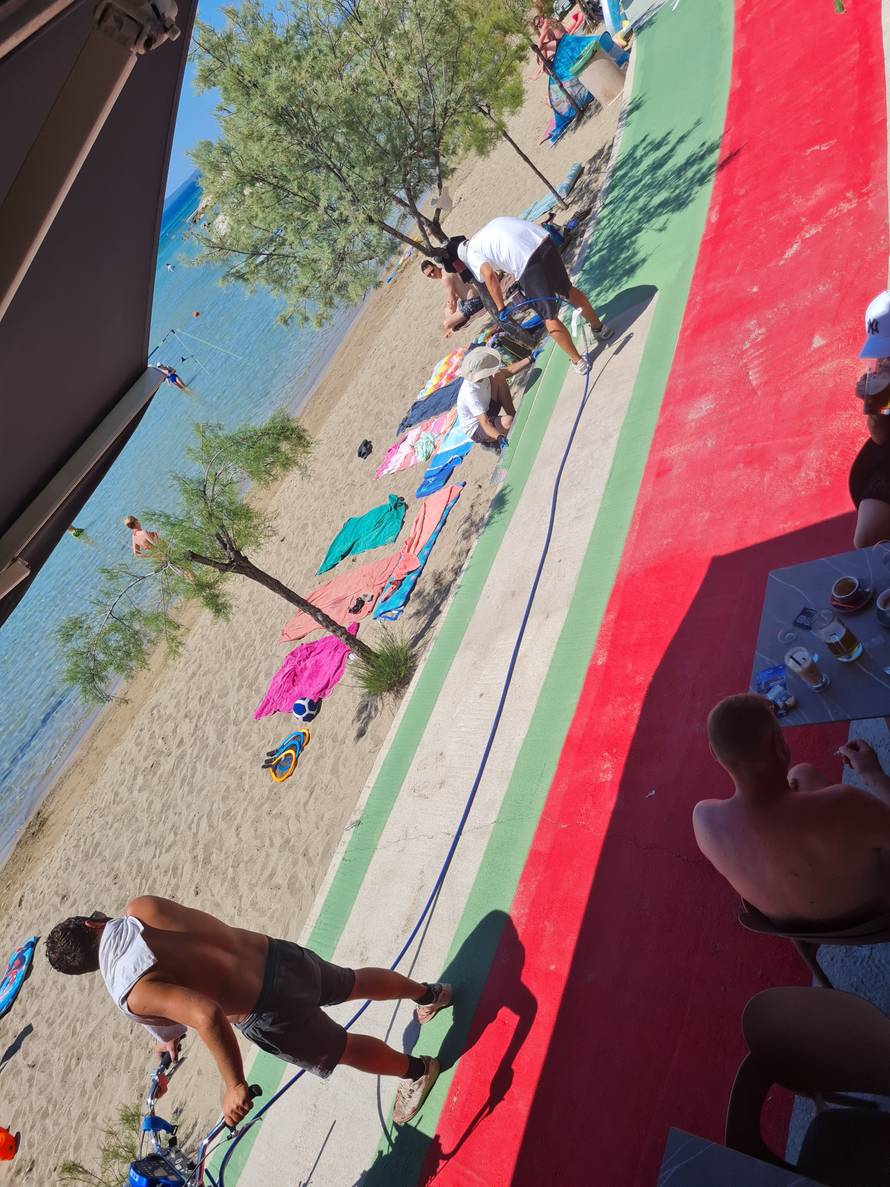 FOTO More, sunce i lak! Dragi turisti, dobrodošli: 'Oni farbaju, a djeca na plaži udišu taj otrov'