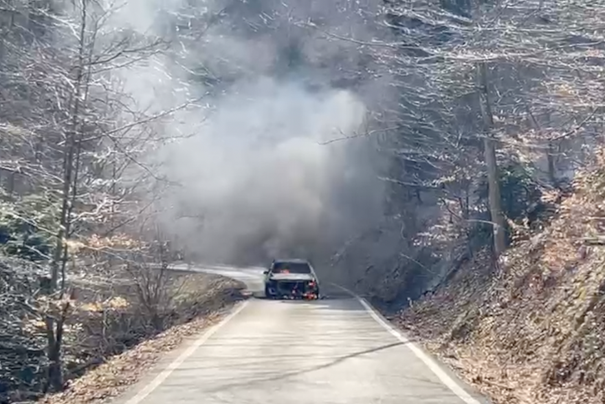 Gori auto na Sljemenu