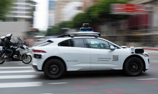 Prva roboplja&ccaron;ka: Lopov naru&ccaron;io Waymo i nestao nakon kra&dstrok;e. Jo&scaron; mu nisu uspjeli u&cacute;i u trag