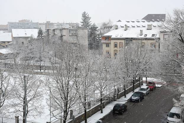 Snijeg zabijelio ulice u Sisku