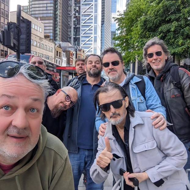 FOTO Fanovi pale svijeće pored Baretove lutkice u Vinkovcima