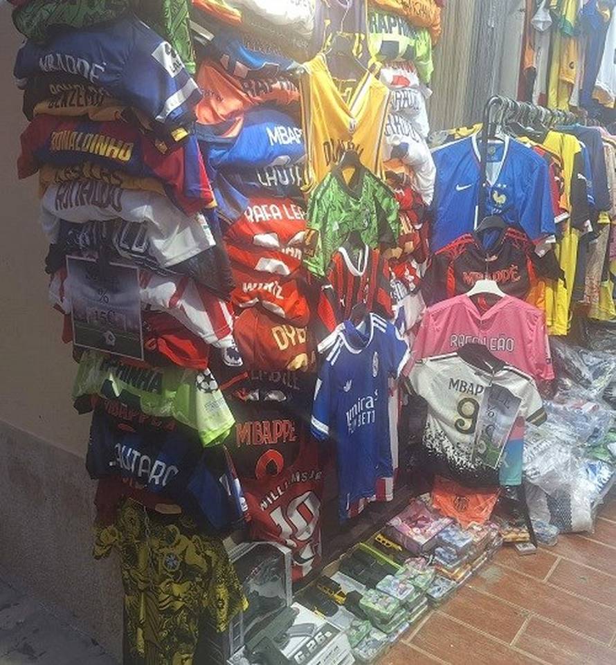 Armani, Hermes, Prada, Real. Carinici u akciji. Pogledajte što su sve zaplijenili na obali