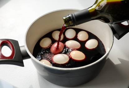 Svjetlucave pisanice kuhane u crnom i bijelom vinu i obojane prirodnim bojama