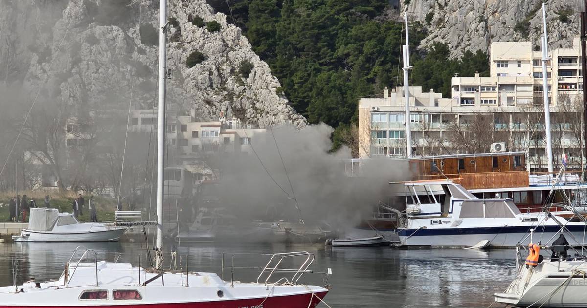 Video: Large Ship Engulfed in Flames on Cetina in Omiš