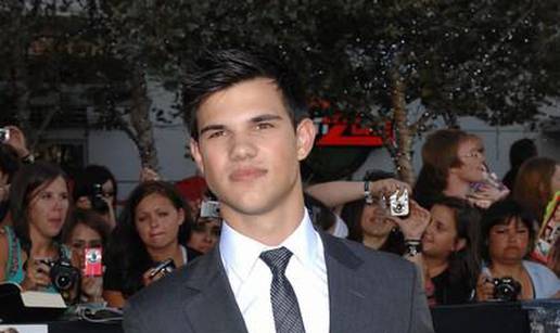 Taylor Lautner se ponaša kao diva i tuži dobavljače