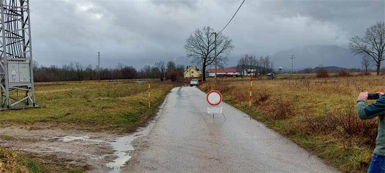 Poplave u okolici Gospića: Pet je kuća poplavljeno, postavljene su izvanredne mjere obrane