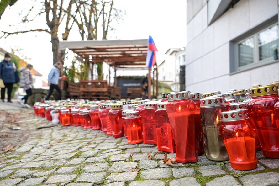 Novo Mesto: Na mjestu ubojstva građani pale lampione i lampaše