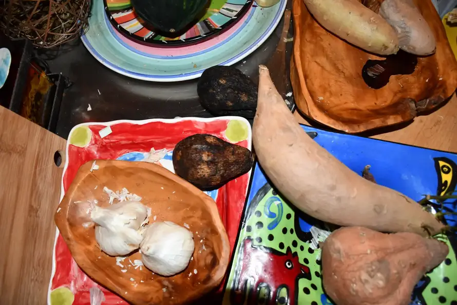 Gotovo 2 mjeseca nakon smrti pokopali su Genea Hackmana i njegovu ženu Betsy Arakawu