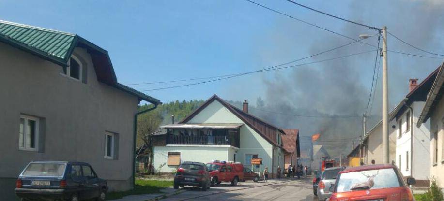 Proširila se iz sjenika: Vatra je progutala tri kuće kraj Čabra