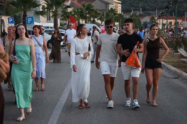 Vela Luka: Ljudi se okupljaju i pripremaju za koncert "Trag u beskraju"