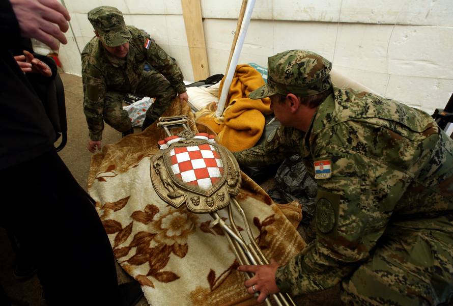 Pomaže im i vojska: Počelo je demontiranje šatora u Savskoj