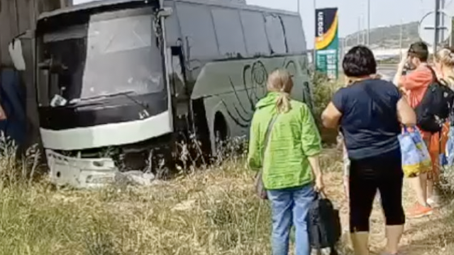VIDEO Bus ukrajinskih tablica sletio je s ceste u Kaštelima!