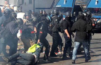 Bacali kamenje na policiju: Sukobi na prosvjedu u Parizu