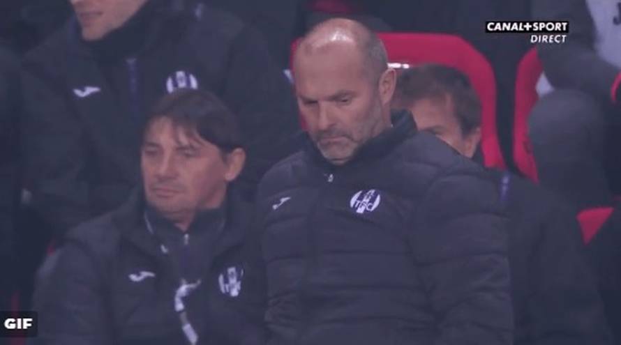 Pogodio ga je papirnati avion: Treneru se smije cijeli svijet...