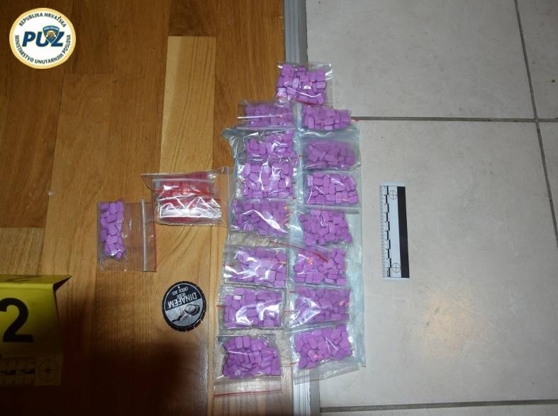 Uhićena dva dilera: Zaplijenili su amfetamine, hašiš, kokain...