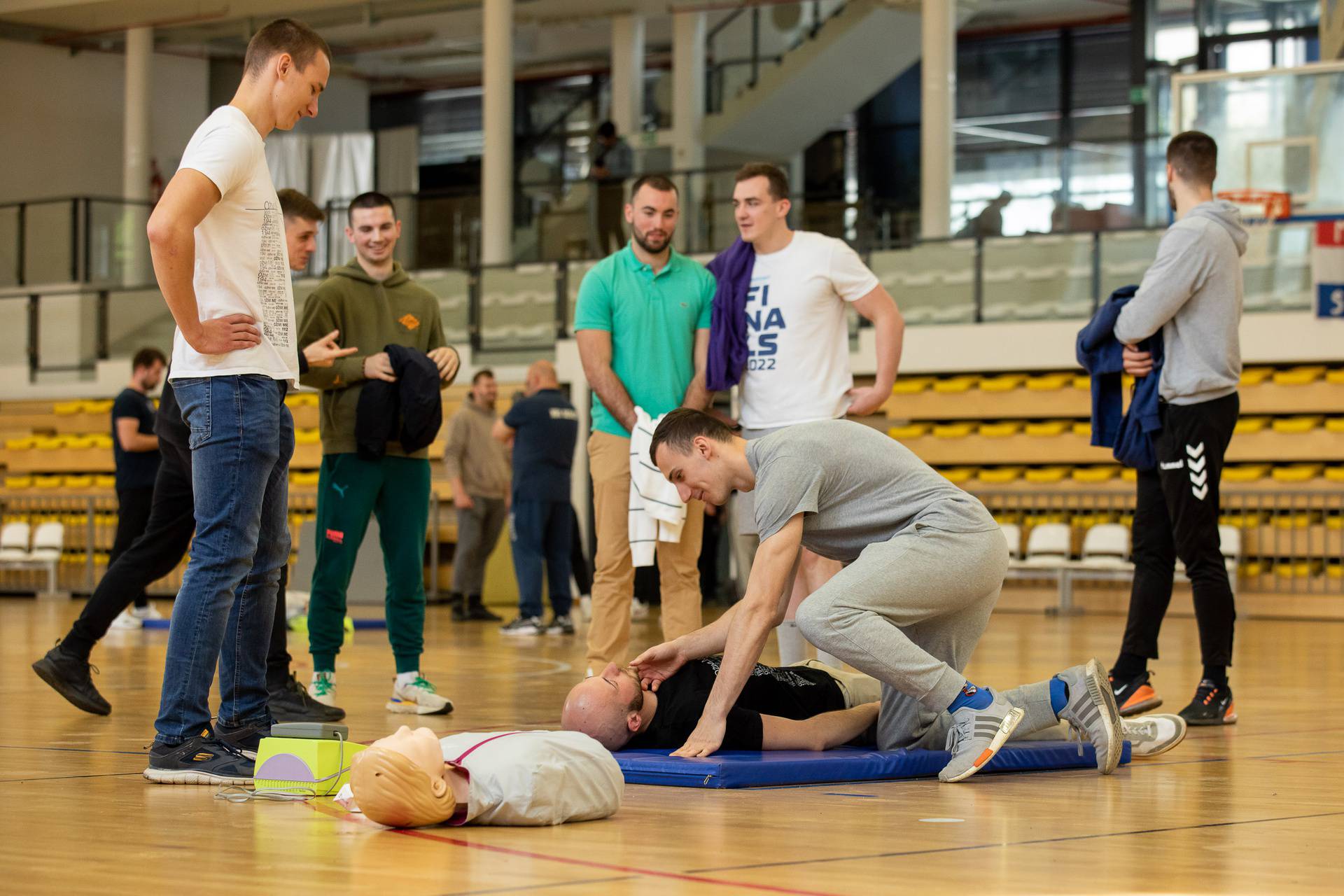 Mladi rukometaši MRK Sesvete i njihovi treneri prošli edukaciju „Oživi me“