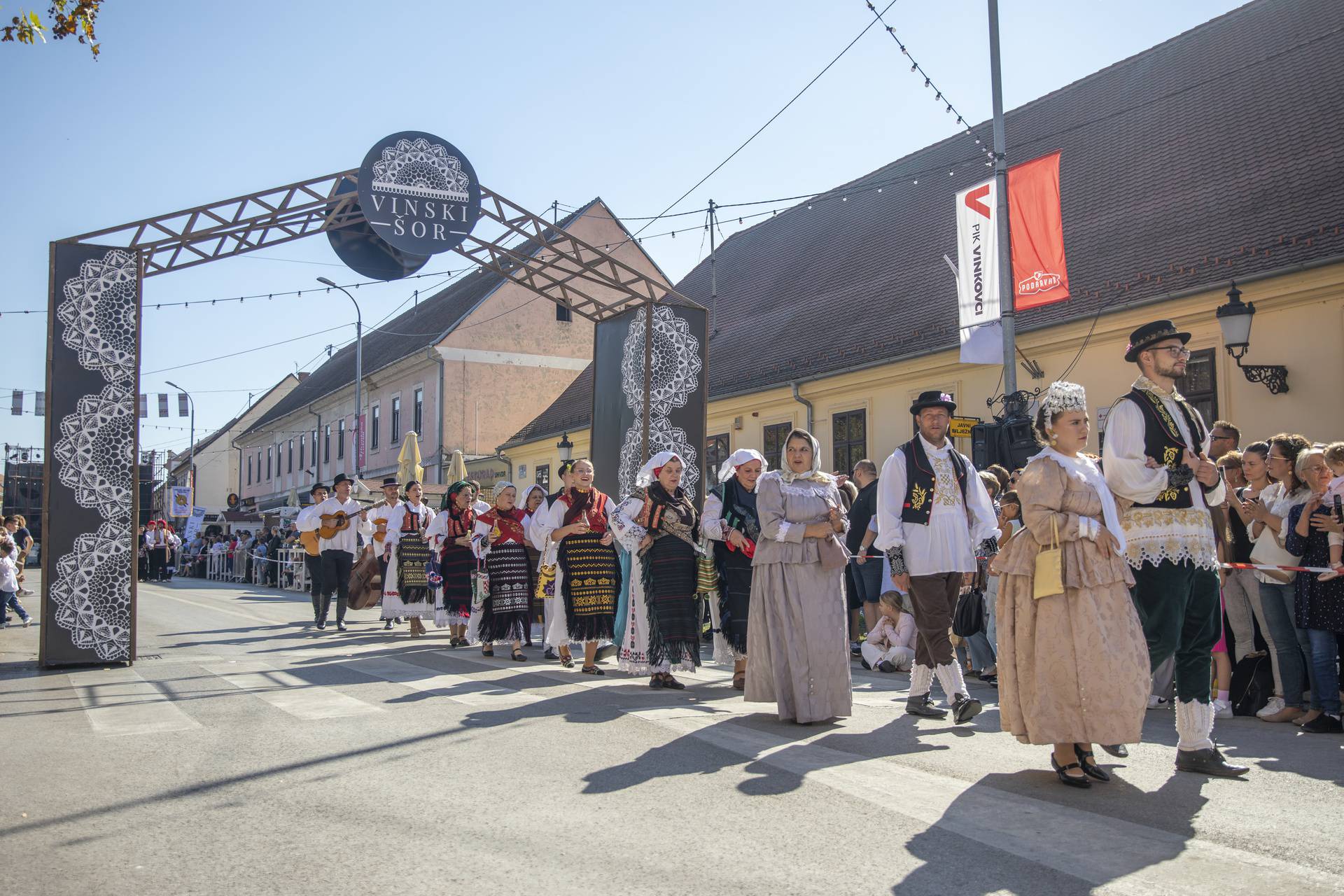 Svečani mimohod sudionika 59. Vinkovačkih jeseni