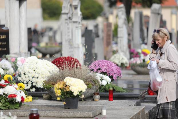 Osijek: Građani obilaze grobove najmilijih na Aninom groblju na dan Svih svetih