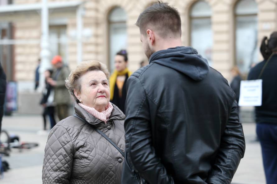 Neobičan eksperiment na Trgu: Potpuni stranci se gledali u oči