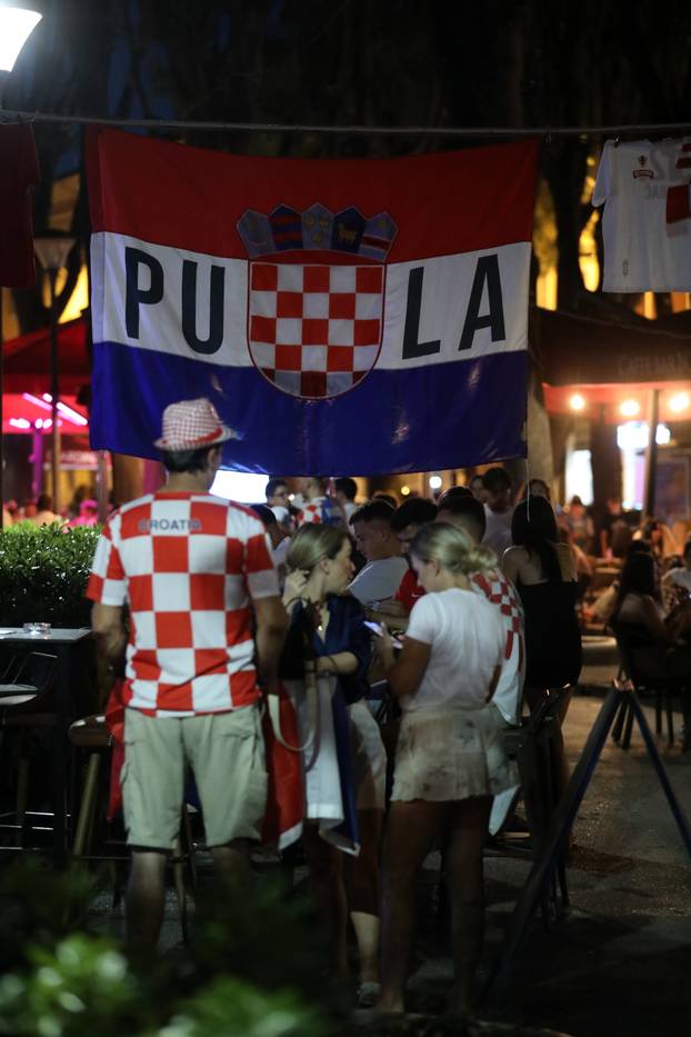 Navija?i u Puli spremni za utakmicu Hrvatske i Gane