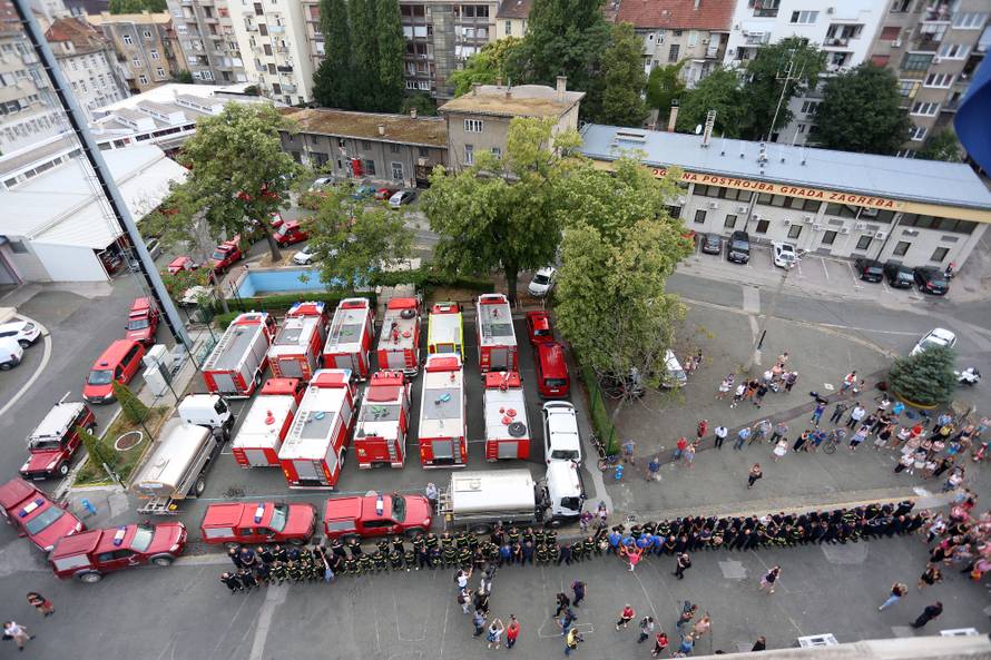 Zagrebački vatrogasci se uz zvukove sirena vratili u Savsku
