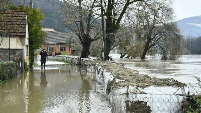 Dio Hrvatske Kostajnice pod vodom, izlila se rijeka Una