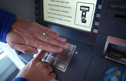 Podizanje na bankomatu: Vratili naknade za kartice druge banke