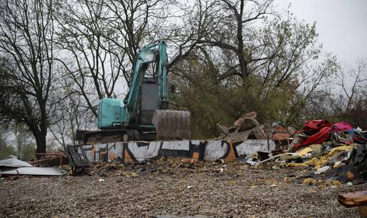 FOTO  Ruši se devastirani pub na Jarunu, godinama bio zapušten