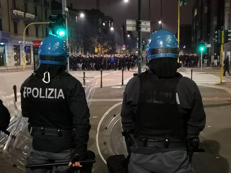 Kaos pred meč Dinama! Letjele baklje i boce, dvojicu su odveli