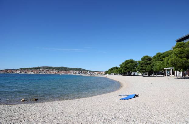 Vodice: Puste i prazne plaže ispred hotela Imperial i Hotel Olympia Sky
