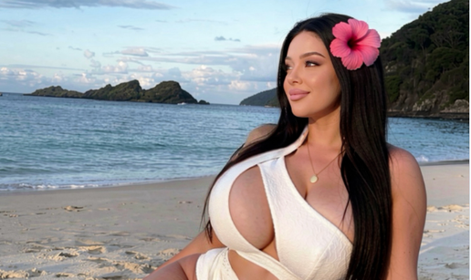 FOTO Bujna Slavonka na moru pokazala cvijet, no svi se pitaju gdje su joj grudnjak i ga&cacute;ice