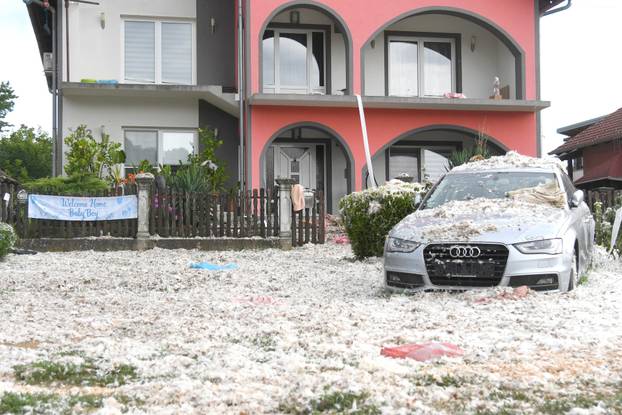 Šemovci: Po lokalnom običaju, dvorište kuće zatrpano perjem povodom dolaska djeteta iz rodilišta